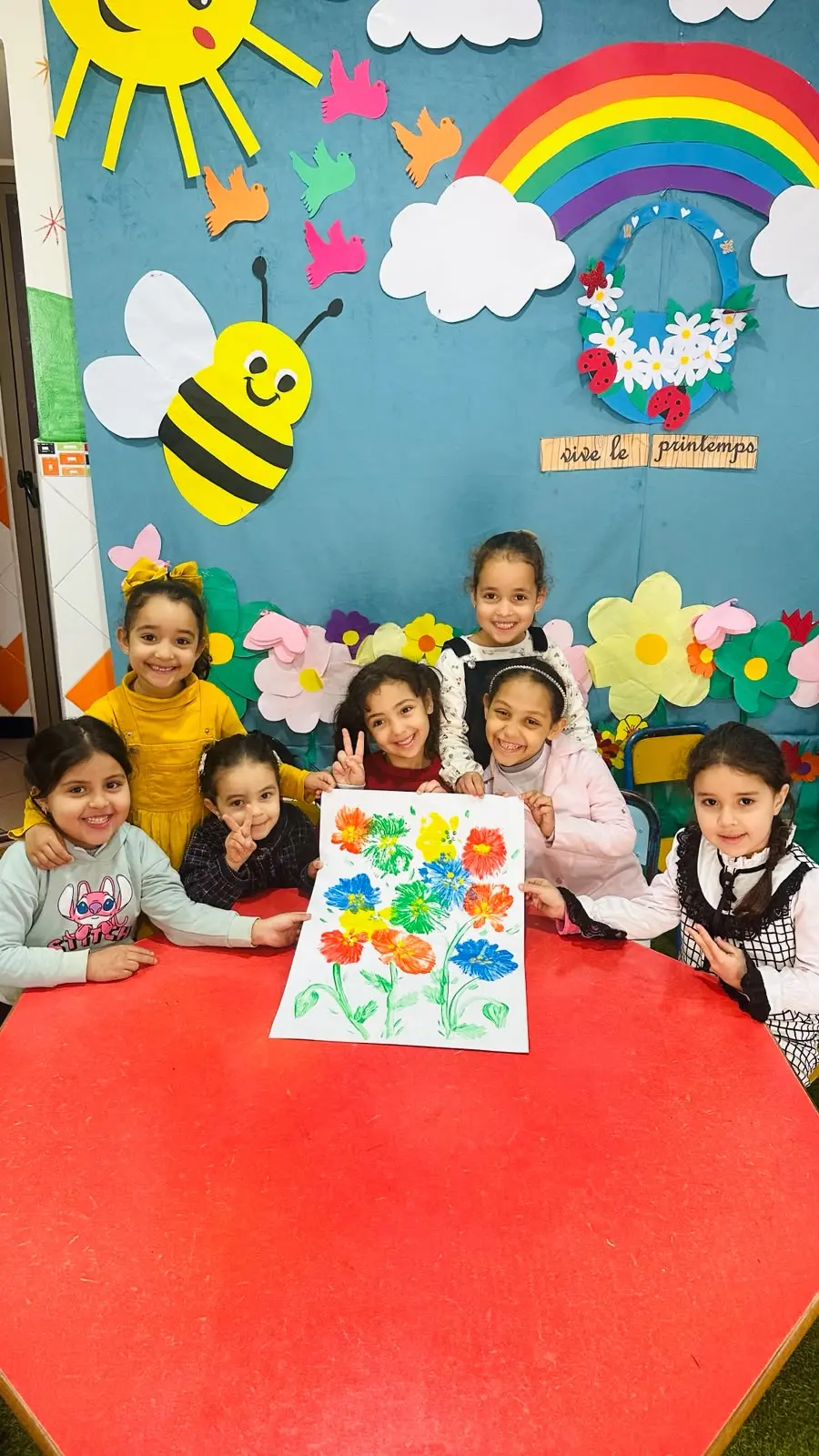 Élèves fêtant Vive le Printemps avec leur tableau de fleurs