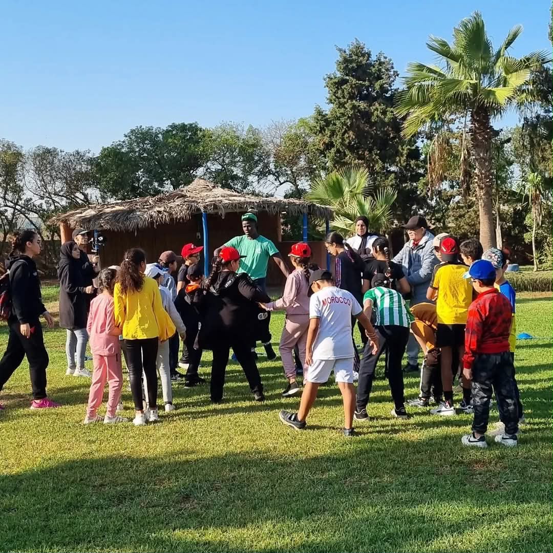 Élèves participant à des grands jeux en plein air dans un parc