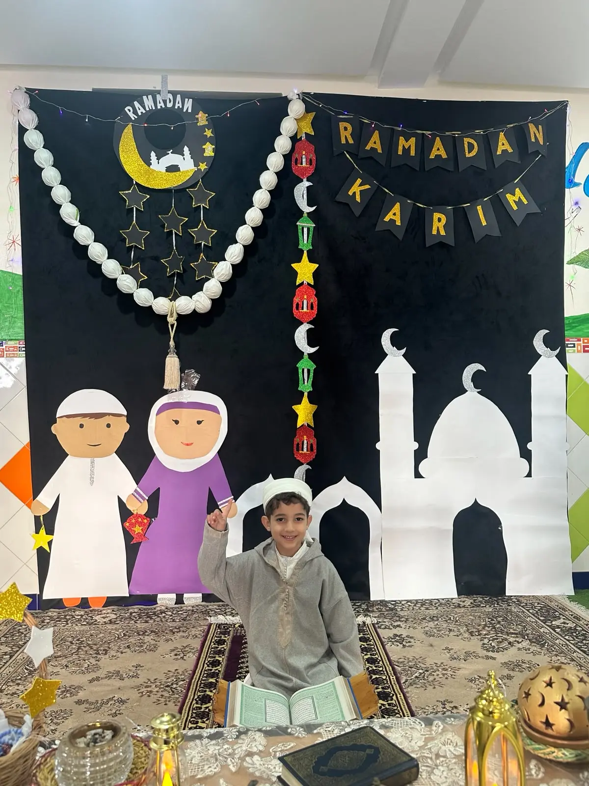 Jeune élève récitant le Coran lors de la soirée Ramadan